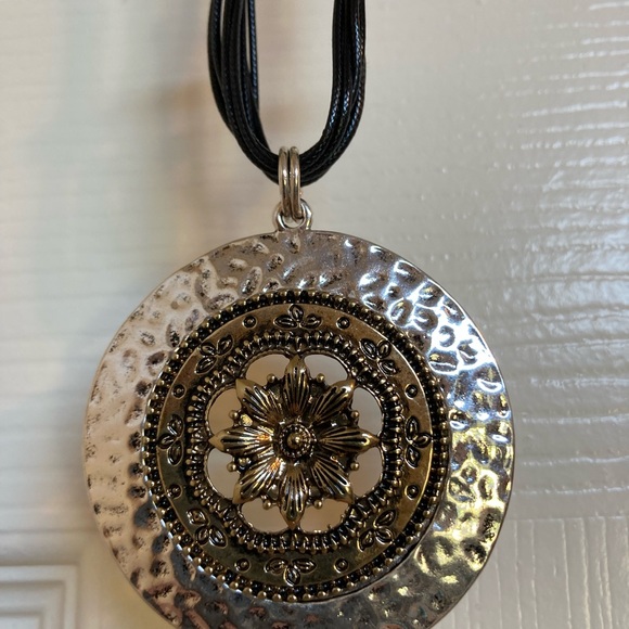 Lovely pendant necklace with hammered metal look. Mixed silver bronze. - Picture 6 of 8